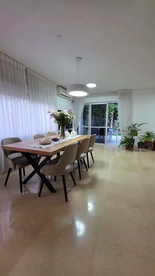 למכירה בגני תקווה דו משפחתי 6 חדרים בנוסף יחידה גדולה ומניבה ברחוב הרימון 57