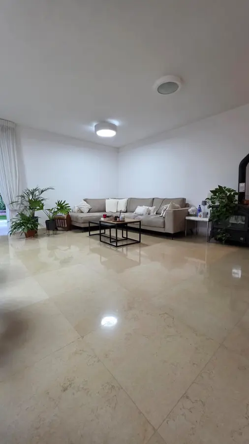 למכירה בגני תקווה דו משפחתי 6 חדרים בנוסף יחידה גדולה ומניבה ברחוב הרימון 57