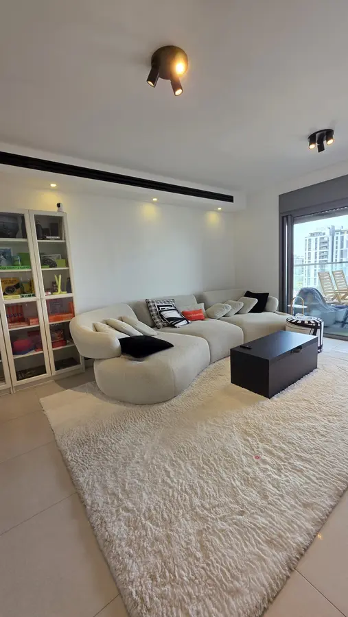 למכירה בקרית אונו החדשה רחוב נאווה סמל 11 דירה 5 חדרים מושקעת