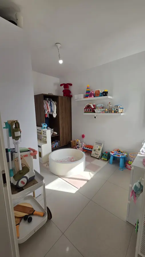 למכירה בקרית אונו החדשה רחוב נאווה סמל 11 דירה 5 חדרים מושקעת