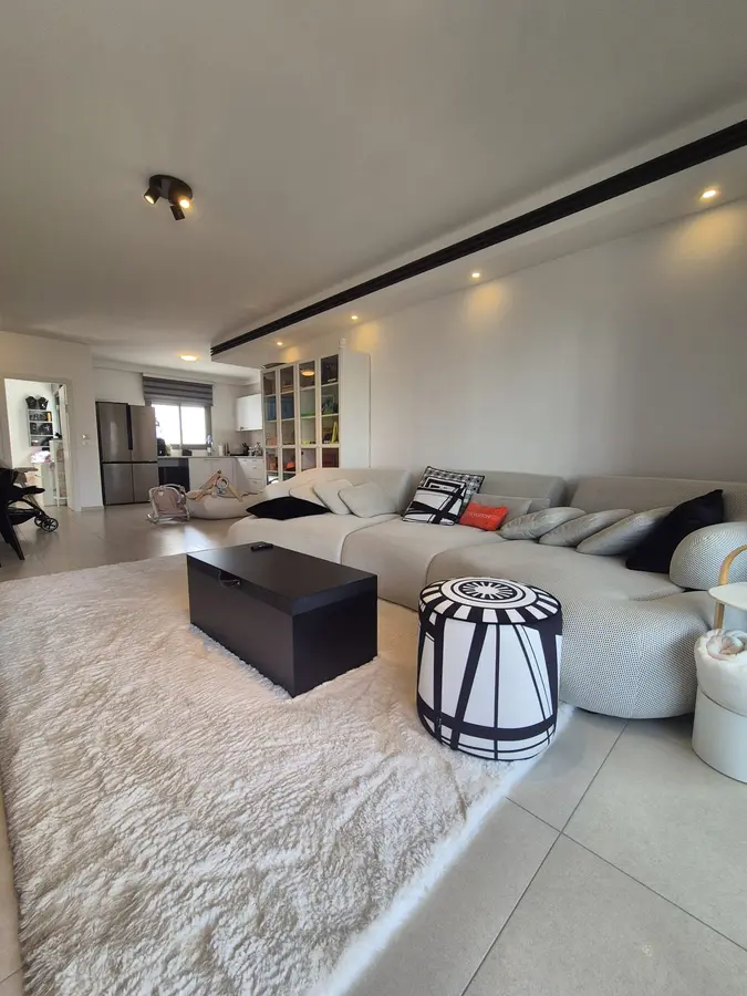 למכירה בקרית אונו החדשה רחוב נאווה סמל 11 דירה 5 חדרים מושקעת