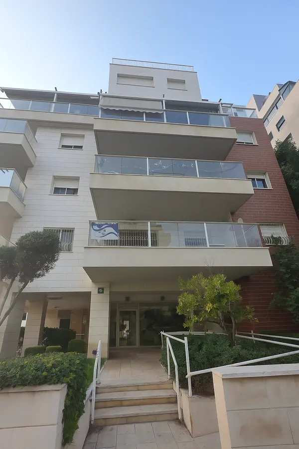 למכירה דירה 5 חדרים רחוב הירקונים 5 פ";ת כולל מחסן צמוד,ממ";ד,חניה,מרפסת 15 מ";ר