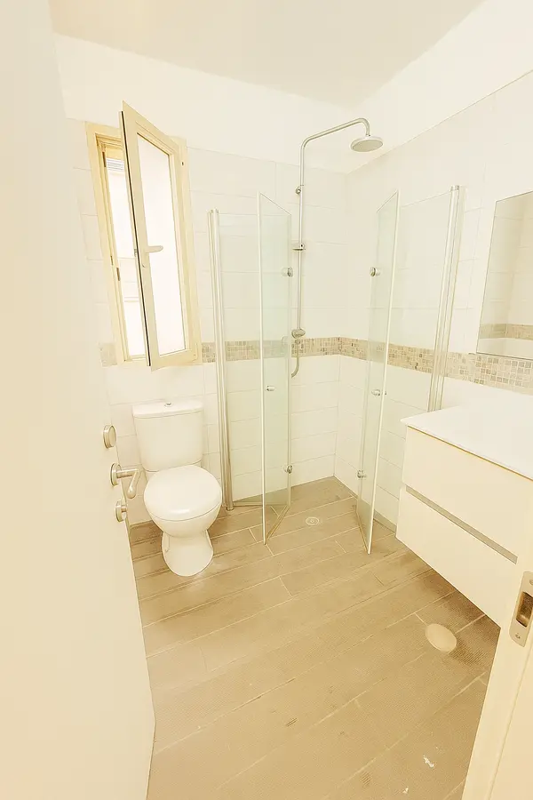 למכירה דירה 5 חדרים רחוב הירקונים 5 פ";ת כולל מחסן צמוד,ממ";ד,חניה,מרפסת 15 מ";ר