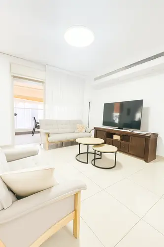 למכירה דירה 5 חדרים רחוב הירקונים 5 פ"ת כולל מחסן צמוד,ממ"ד,חניה,מרפסת 15 מ"ר